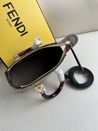 フェンディバッグ着用イメージ